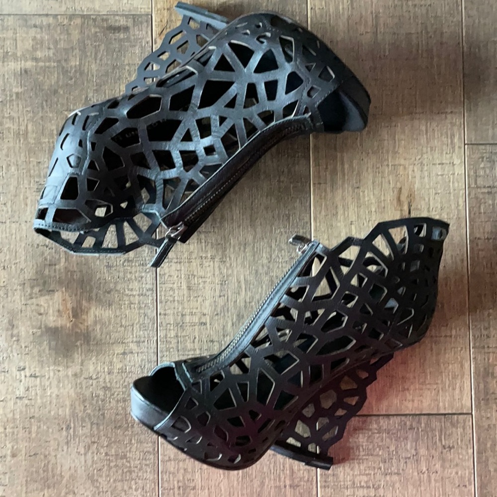 As Seen On Red Carpet, Black Web Hi Women's Heels By UNITED NUDE - Picture 3 of 8